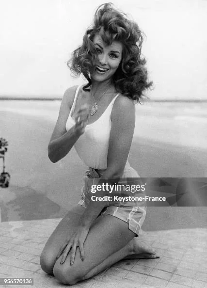 Christiane Martel — CHRISTIANE MARTEL - Miss Universe 1953 AUTHENTIC Autographed Color Photograph., изображение 2