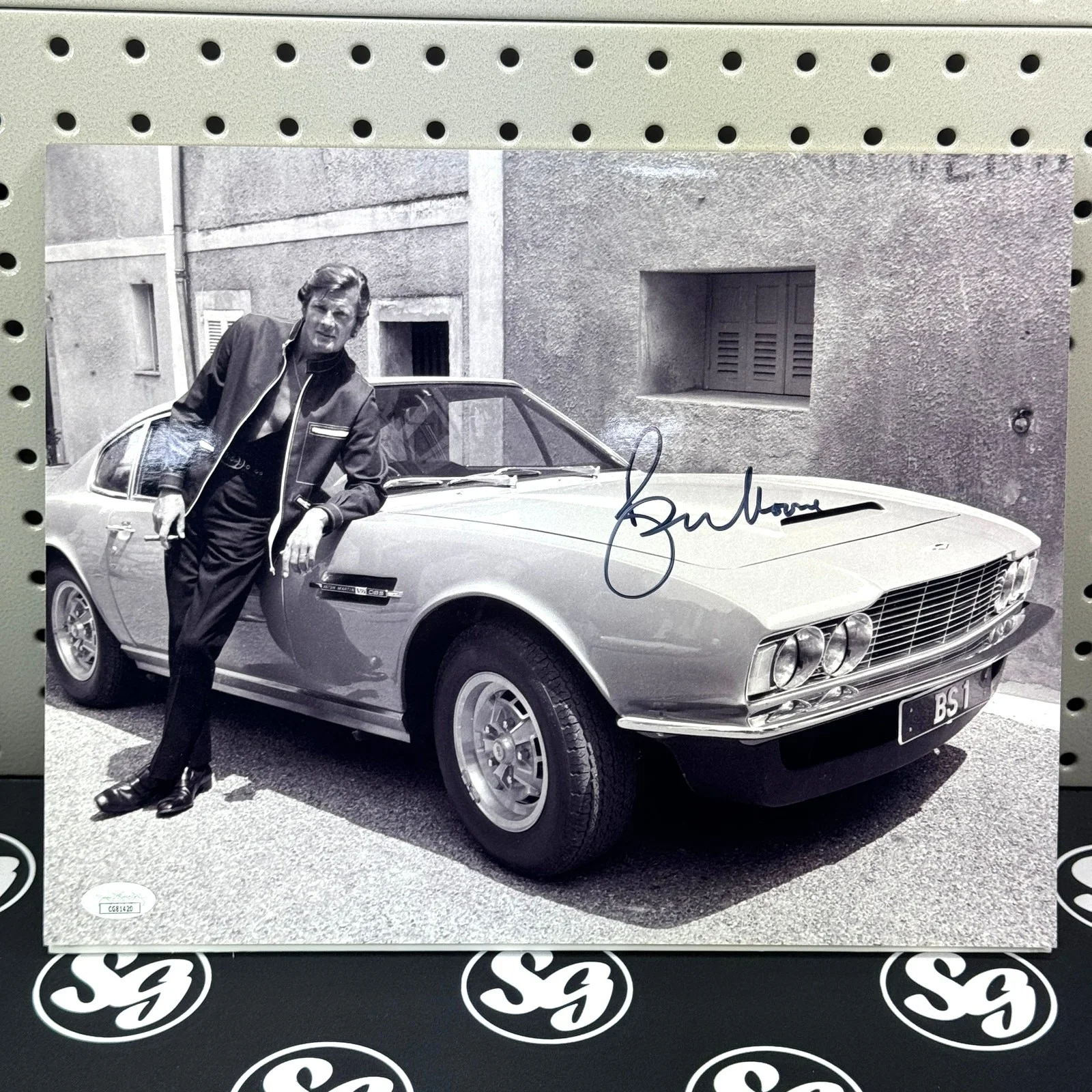 Roger Moore — SIR ROGER MOORE "The Persuaders!" Signed 11x14 Photo JSA Certified Auto Picture