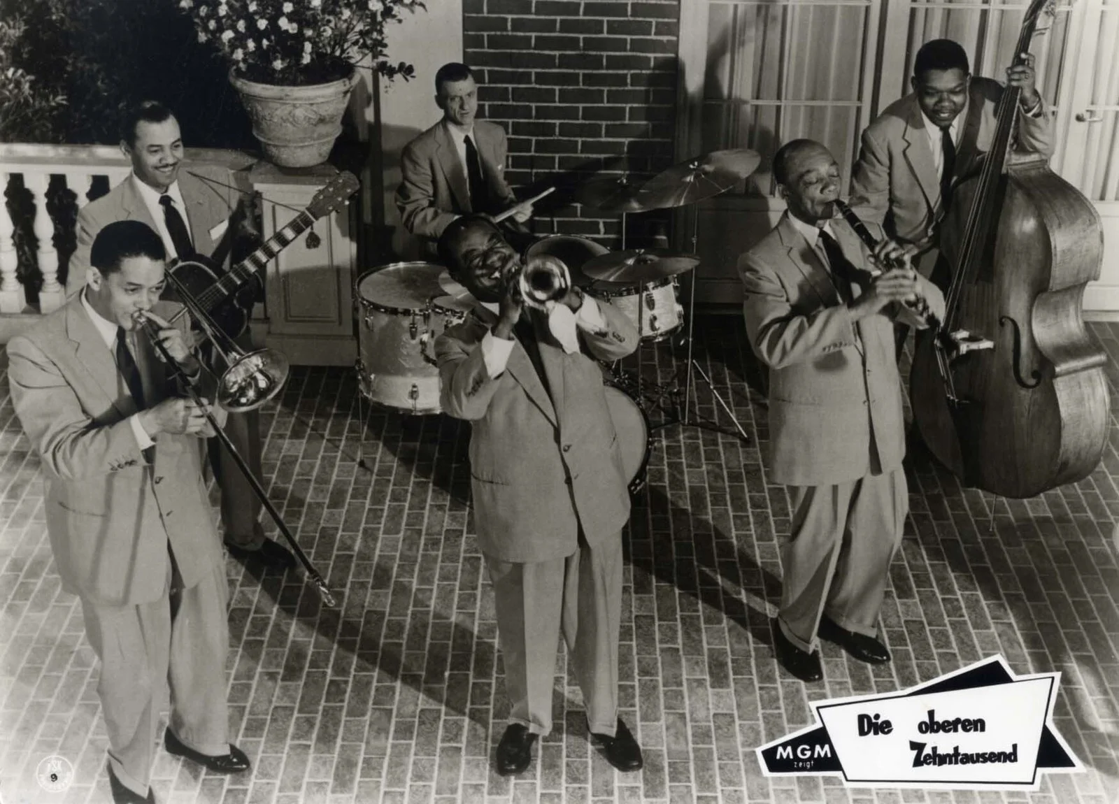 JAZZ TRUMPETER Louis Armstrong & Band Members autographs, signed vintage program, image 3