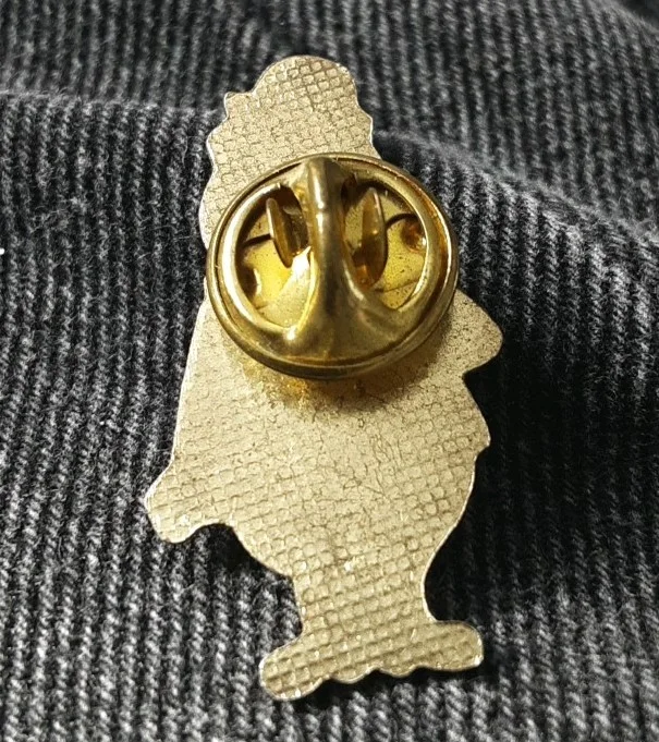 VINTAGE OLIVER HARDY CHARACTER PIN BADGE RARE!!, изображение 2