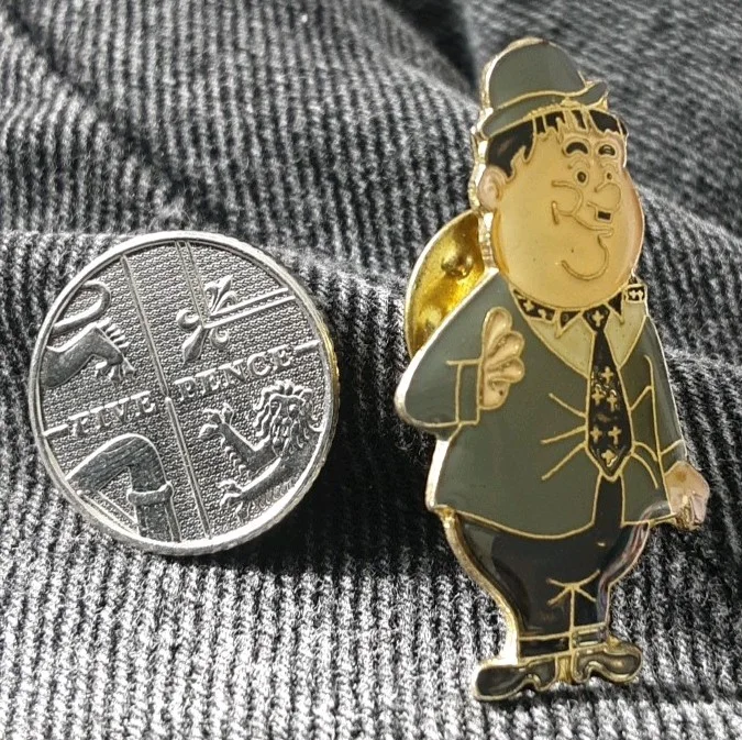 VINTAGE OLIVER HARDY CHARACTER PIN BADGE RARE!!, изображение 3