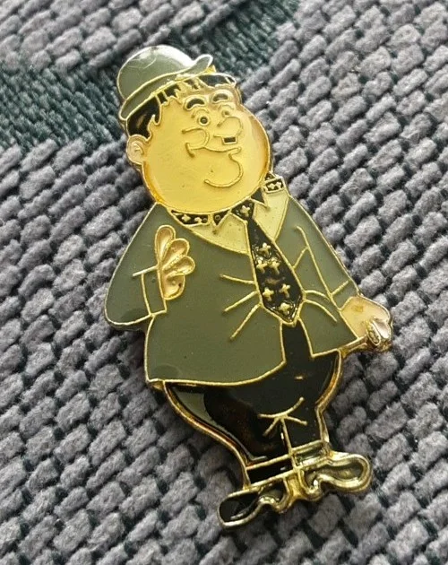 VINTAGE OLIVER HARDY CHARACTER PIN BADGE RARE!!, изображение 5