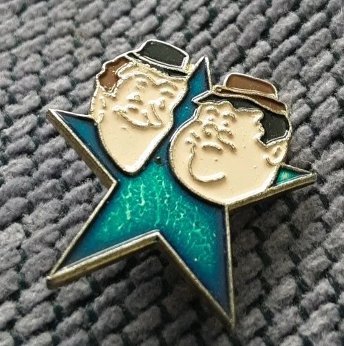 Vintage Laurel and Hardy Star Shaped Pin Badge Rare Collectable, изображение 3