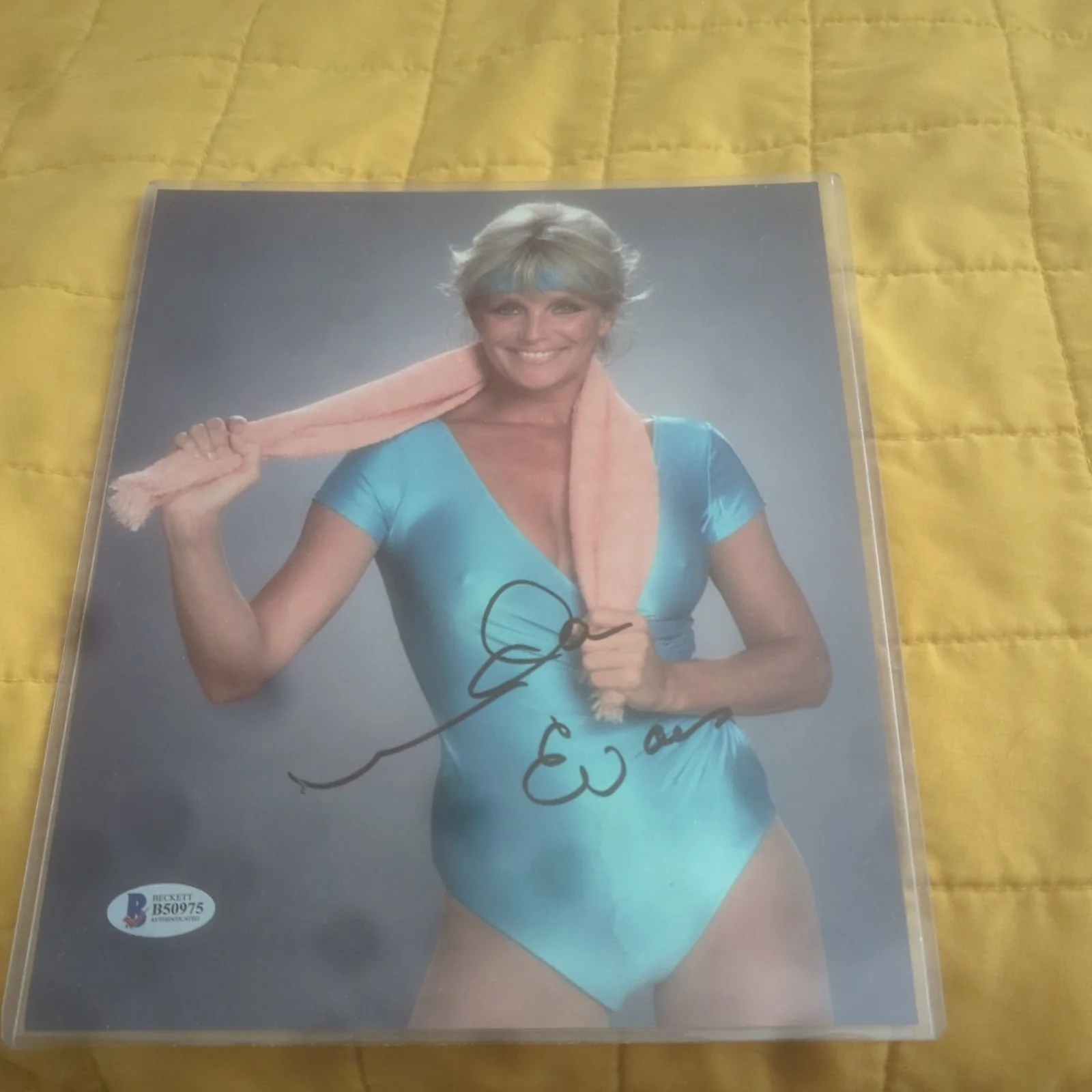 SEE TITLE — LINDA EVANS Signed Autographed 8x10 1984 WORKOUT Photo Beckett certification, изображение 2