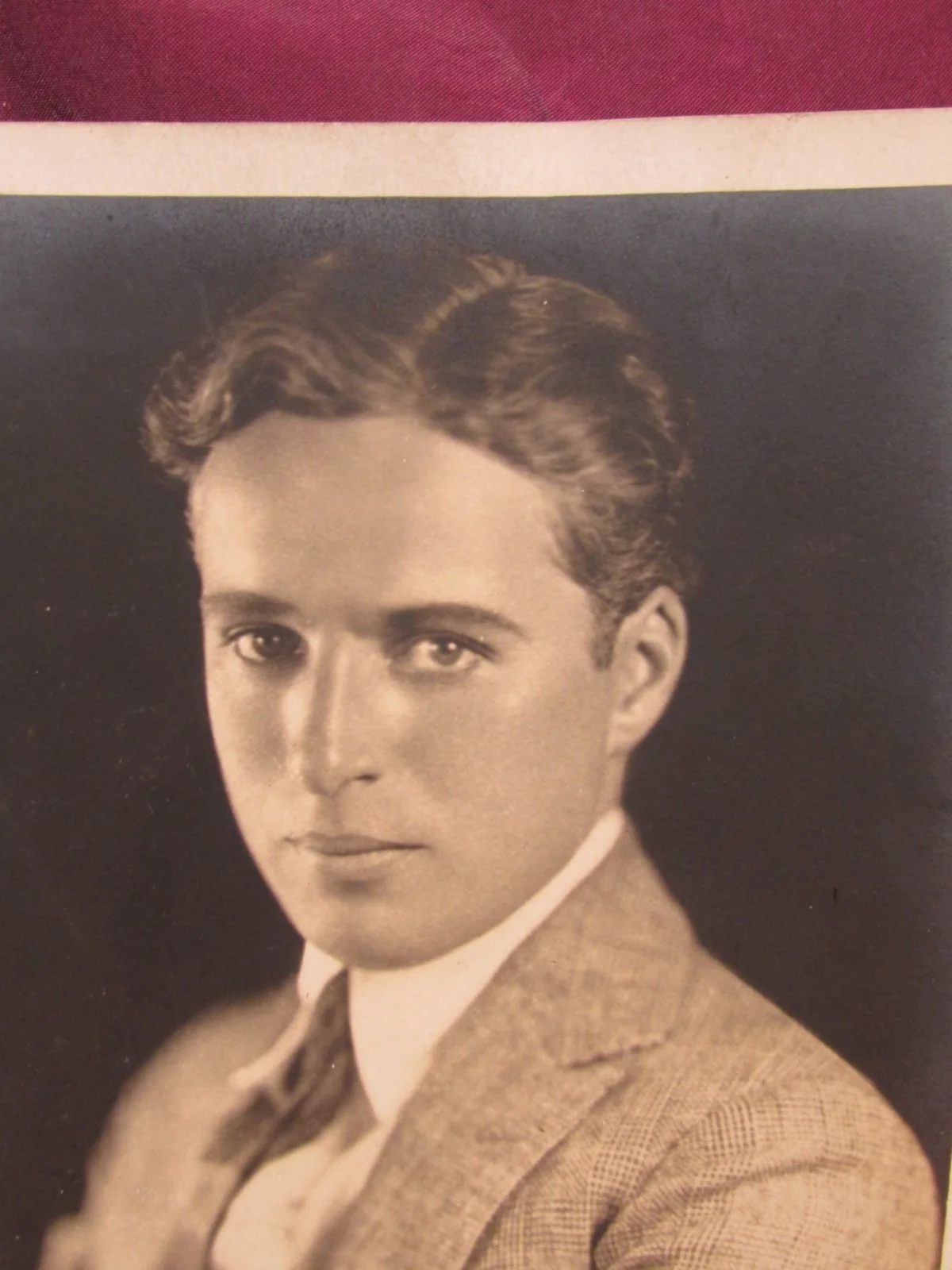 Vintage CHARLIE CHAPLAN Autographed 5"x7" actors photograph, изображение 2