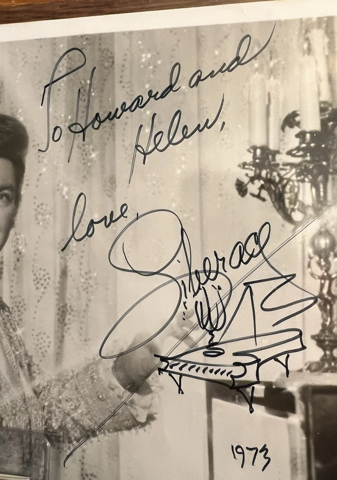 LIBERACE PSA CERT. SIGNED PHOTO w PIANO SKETCH & PERS WORN RELIC CARD, изображение 2