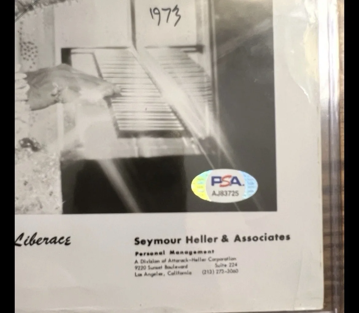 LIBERACE PSA CERT. SIGNED PHOTO w PIANO SKETCH & PERS WORN RELIC CARD, изображение 5