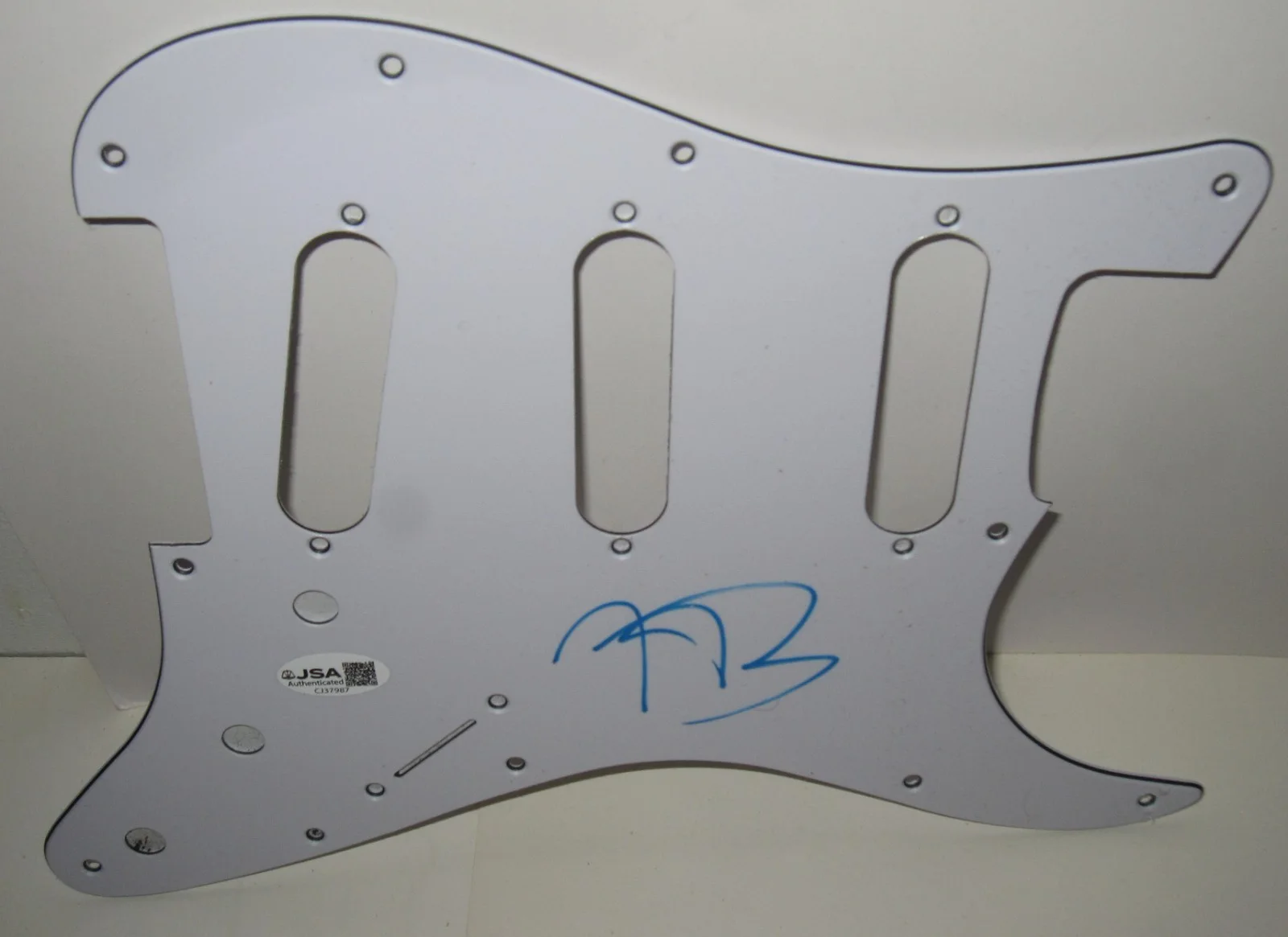 AUSTIN BUTLER SIGNED GUITAR PICKGUARD STRAT ELVIS MOVIE ROCK AUTOGRAPH JSA COA, изображение 2