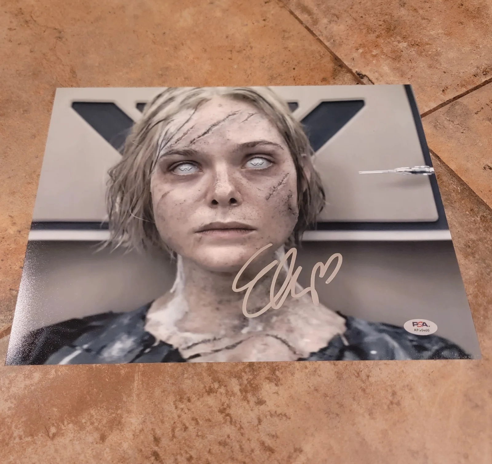 Elle Fanning — Elle Fanning signed 11x14 Photo PSA DNA Autograph Predator Badlands AP95400
