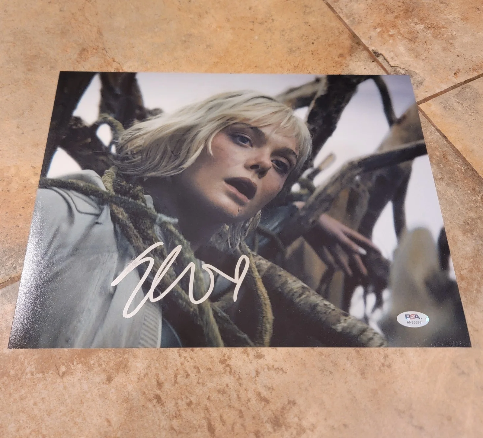 Elle Fanning — Elle Fanning signed 11x14 Photo PSA DNA Autograph Predator Badlands AP95398