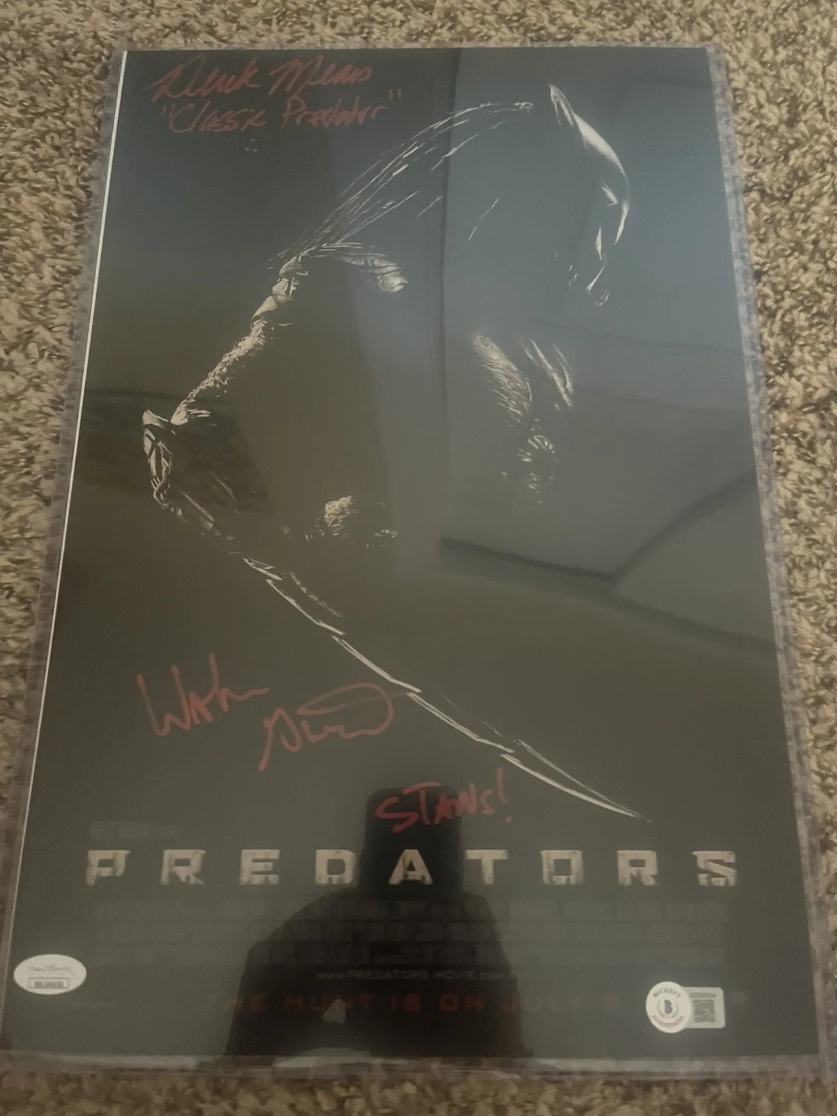 Walton Goggins, Derek Mears — WALTON GOGGINS, DEREK MEARS DUAL SIGNED 11x17PHOTO! PREDATORS! BECKETT COA!