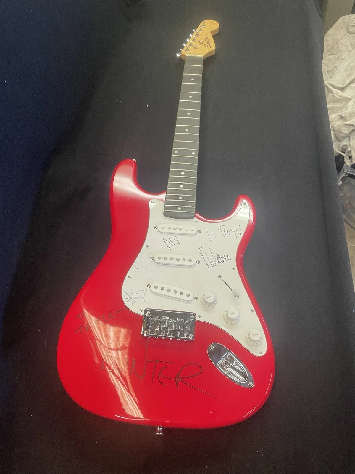 Squier Bullet Strat Red Guitar Signed by AFI Band + Gig Bag No COA, изображение 2