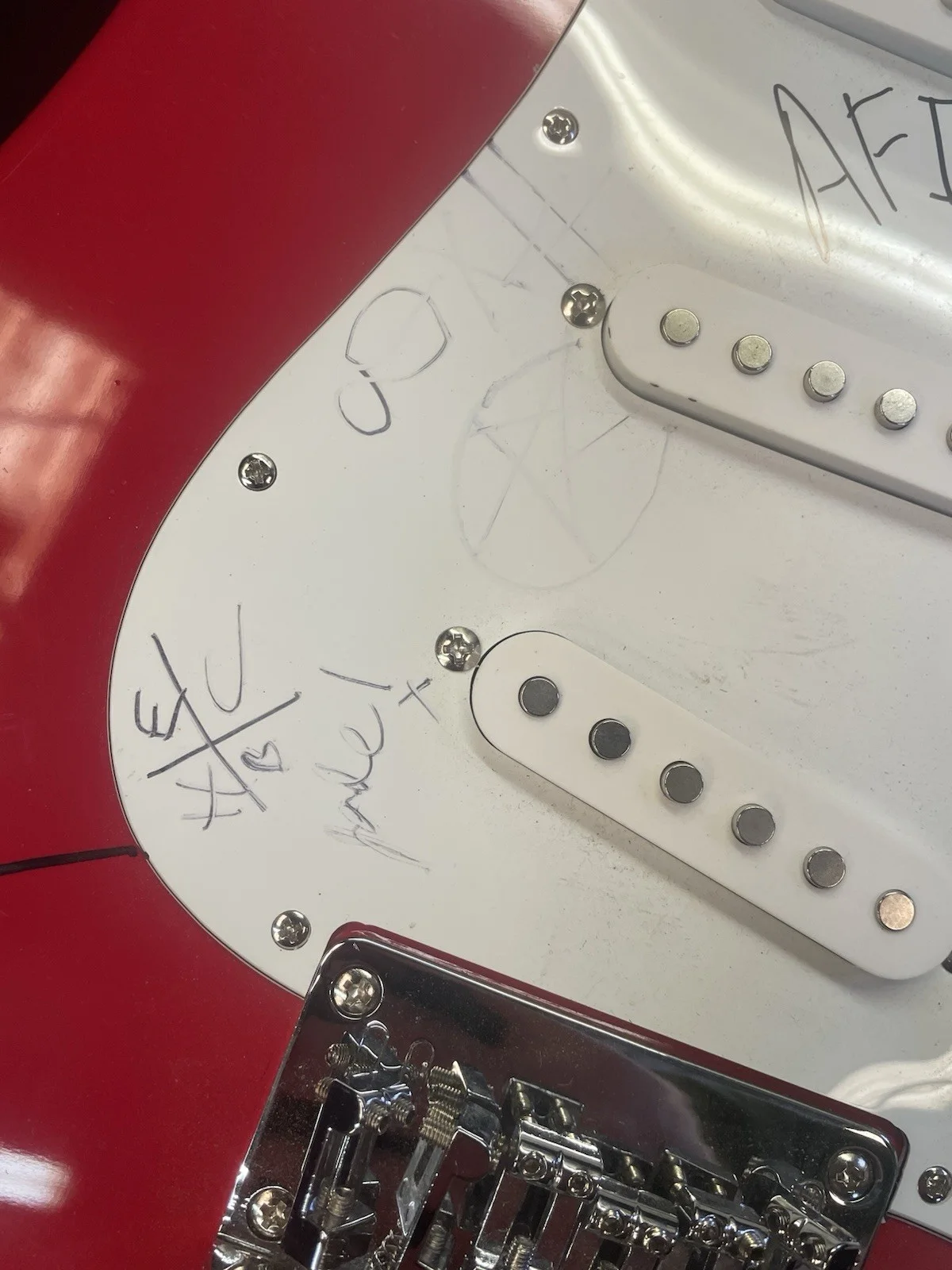 Squier Bullet Strat Red Guitar Signed by AFI Band + Gig Bag No COA, изображение 5