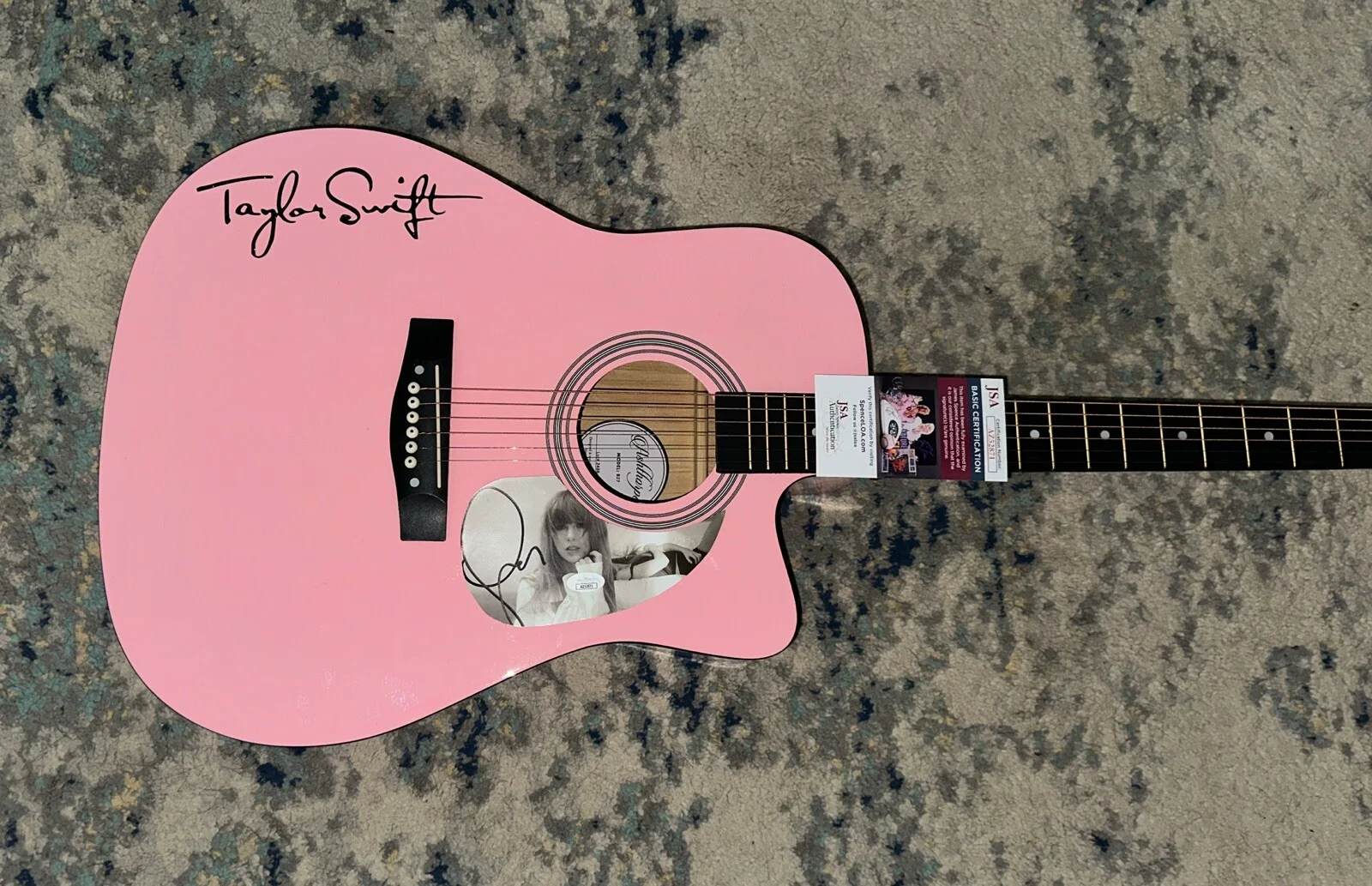 🚨TAYLOR SWIFT Signed FULL SIZE Acoustic Guitar Country PINK JSA CERT 🎁 GIFT, image 2