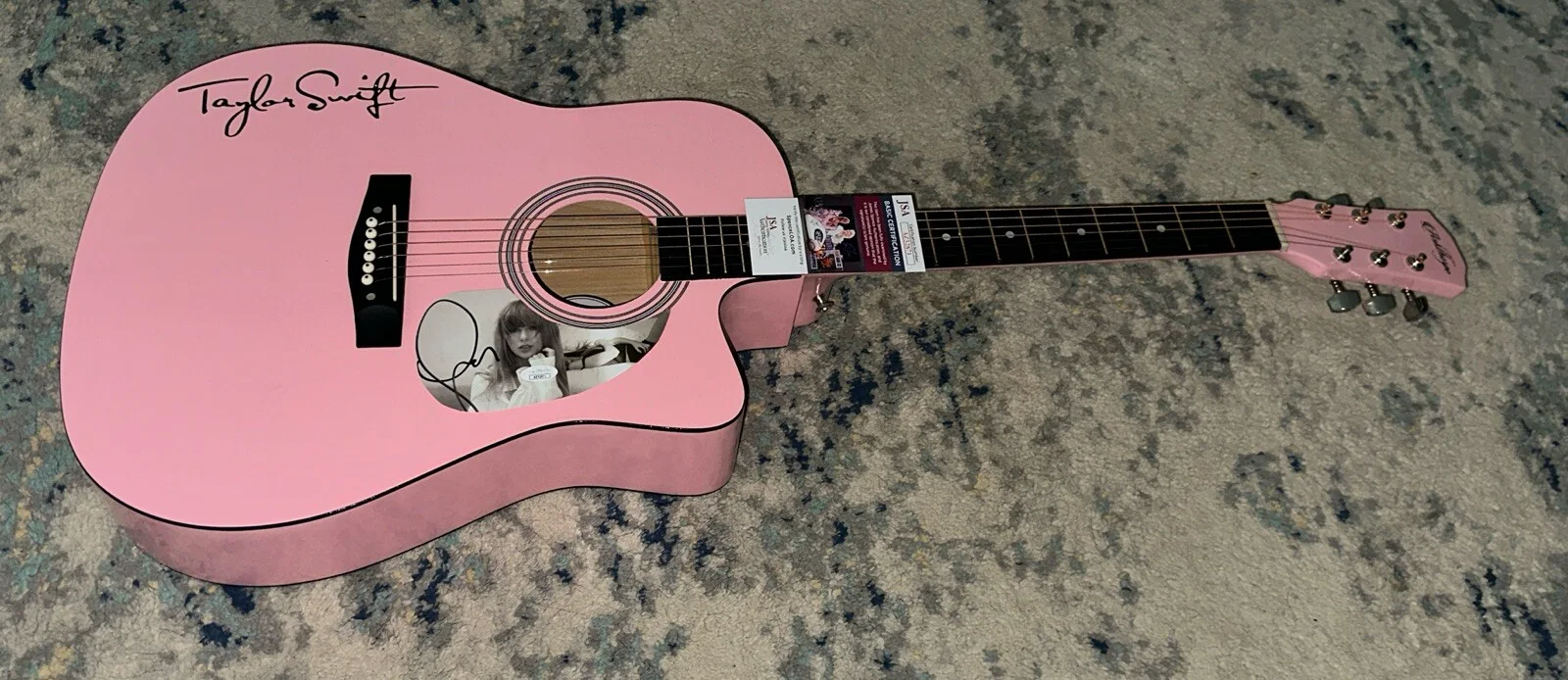 🚨TAYLOR SWIFT Signed FULL SIZE Acoustic Guitar Country PINK JSA CERT 🎁 GIFT, image 3