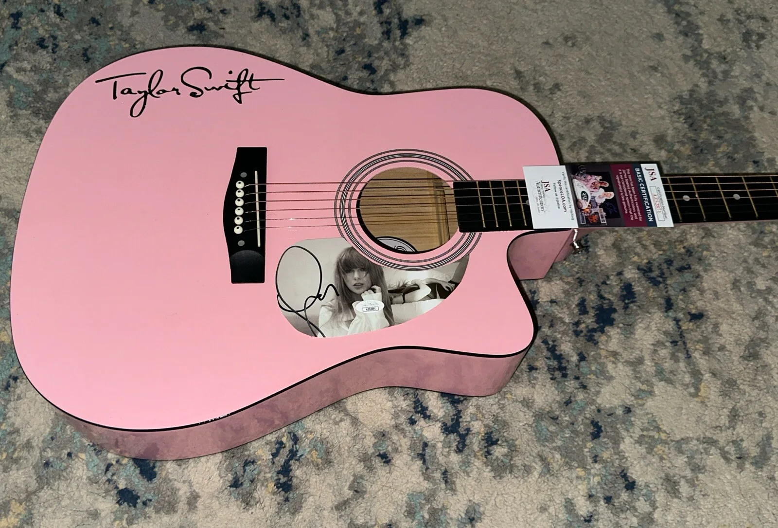 🚨TAYLOR SWIFT Signed FULL SIZE Acoustic Guitar Country PINK JSA CERT 🎁 GIFT, image 4