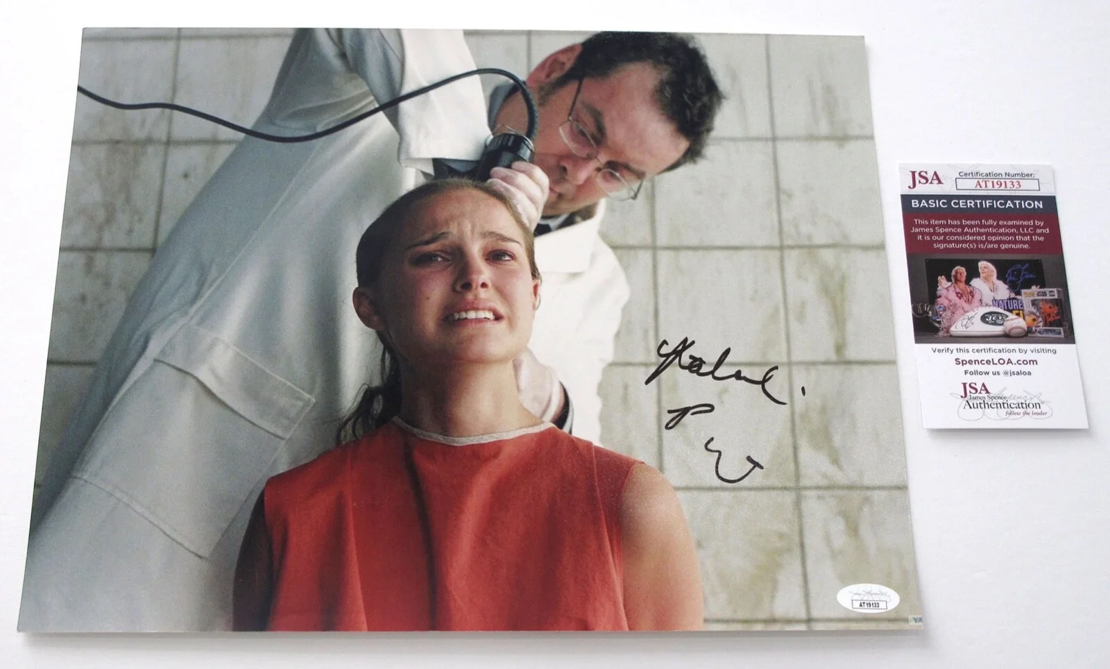 NATALIE PORTMAN — NATALIE PORTMAN signed "V FOR VENDETTA" 11x14 Photo AUTOGRAPH Exct Proof JSA COA, image 5