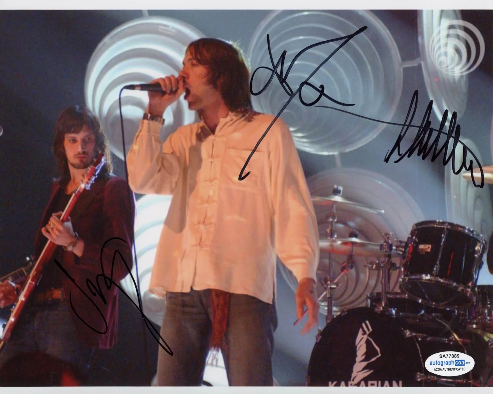 TOM MEIGHAN, SERGIO PIZZORNO, IAN MATTHEWS - KASABIAN — KASABIAN Band signed 8x10 Photo b Tom Meighan, Sergio Pizzorno, & Ian ACOA COA, изображение 3