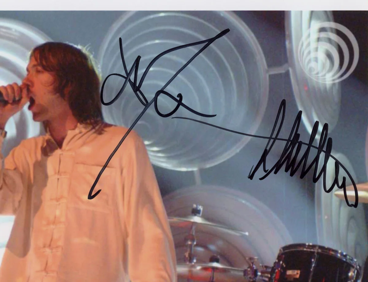 TOM MEIGHAN, SERGIO PIZZORNO, IAN MATTHEWS - KASABIAN — KASABIAN Band signed 8x10 Photo b Tom Meighan, Sergio Pizzorno, & Ian ACOA COA, изображение 4