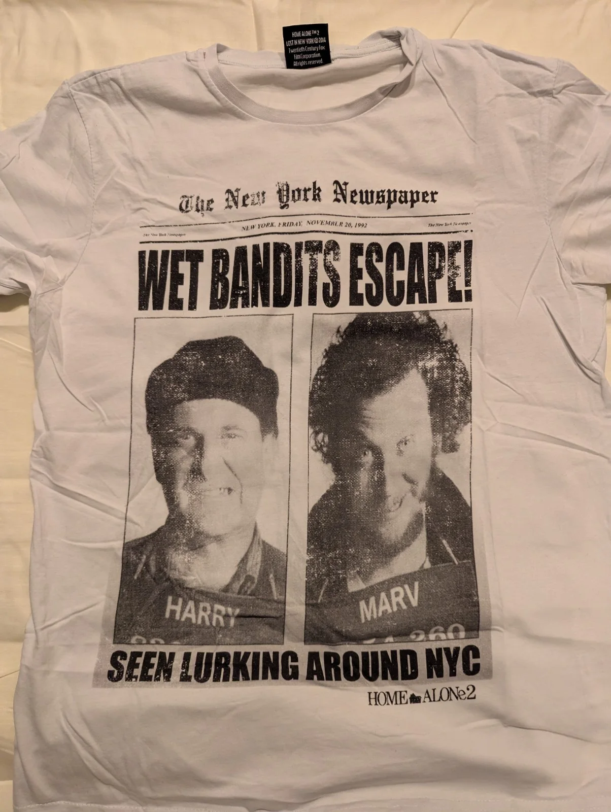 Home Alone 2 Wet Bandits Tee White Medium Escaped Newspaper NYC Sticky, изображение 2