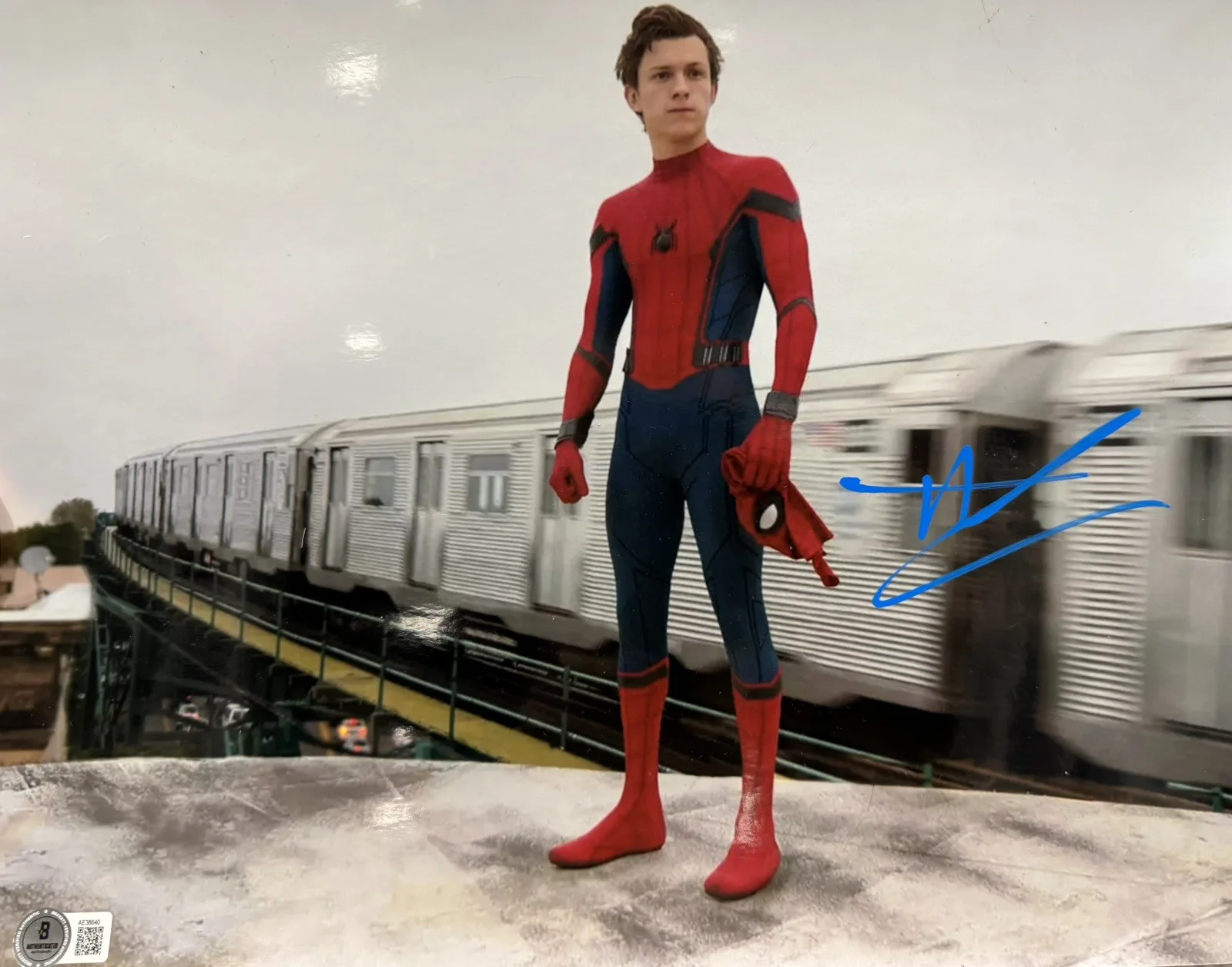 Tom Holland — Tom Holland Signed Spider-Man Avengers 11x14 Photo Beckett BAS