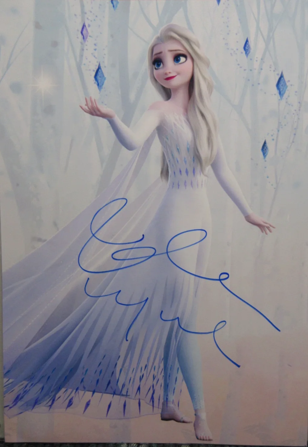 IDINA MENZEL — FROZEN ELSA - IDINA MENZEL SIGNED 8" X 11" PHOTO , AUTOGRAPHED W COA