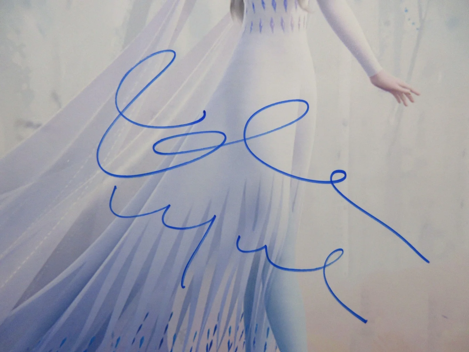 IDINA MENZEL — FROZEN ELSA - IDINA MENZEL SIGNED 8" X 11" PHOTO , AUTOGRAPHED W COA, изображение 2