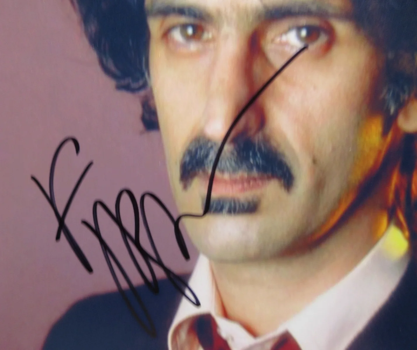 FRANK ZAPPA — RARE FRANK ZAPPA MUSICIAN SIGNED 8" X 11" PHOTO , AUTOGRAPHED W COA, image 2