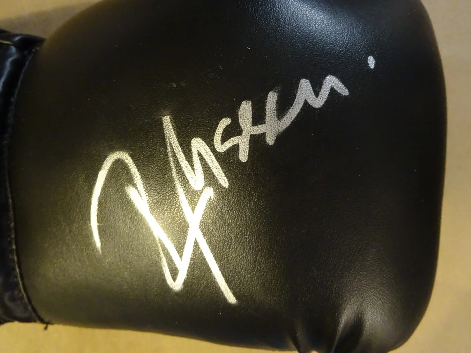 Russell Crowe — Signed Russell Crowe Autographed Everlast Boxing Glove Cinderella Man BAS COA, изображение 3