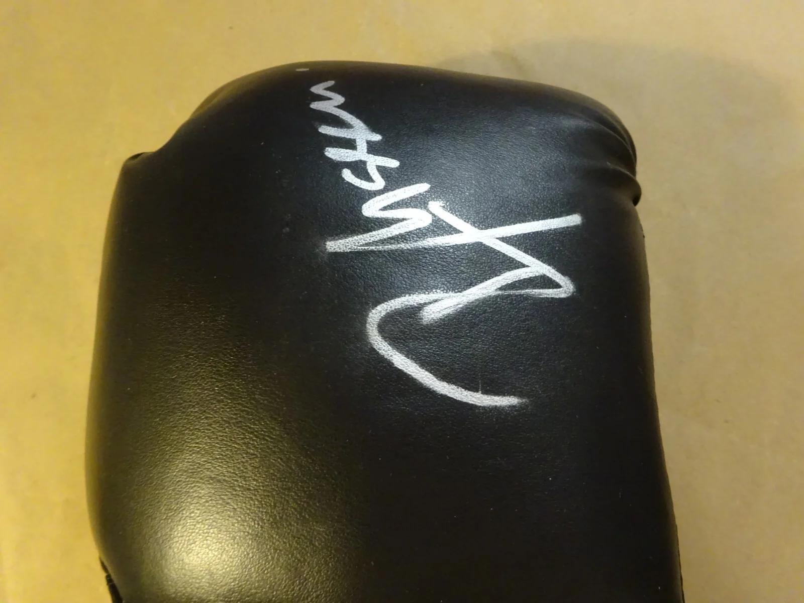 Russell Crowe — Signed Russell Crowe Autographed Everlast Boxing Glove Cinderella Man BAS COA, изображение 4
