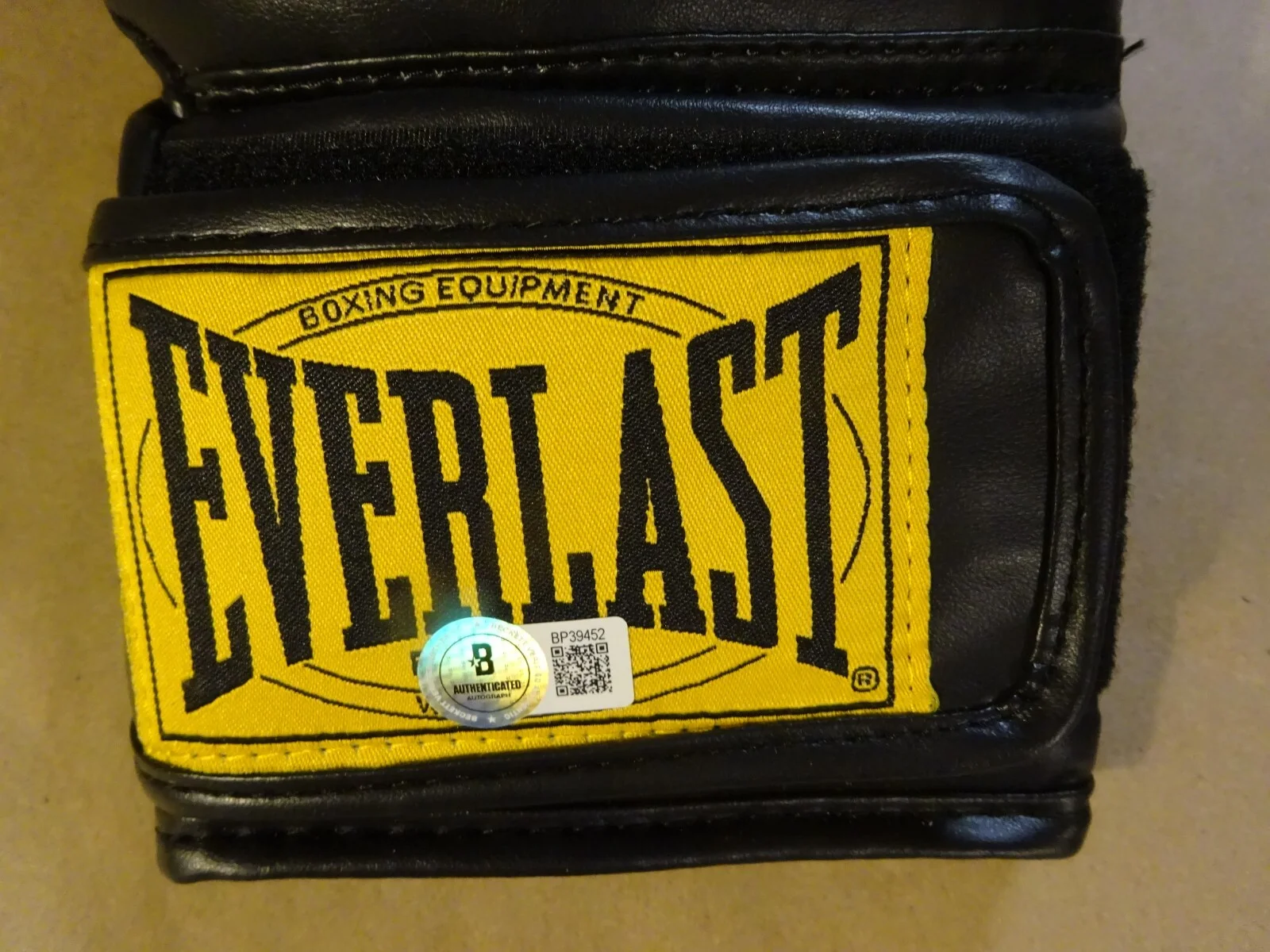Russell Crowe — Signed Russell Crowe Autographed Everlast Boxing Glove Cinderella Man BAS COA, изображение 5