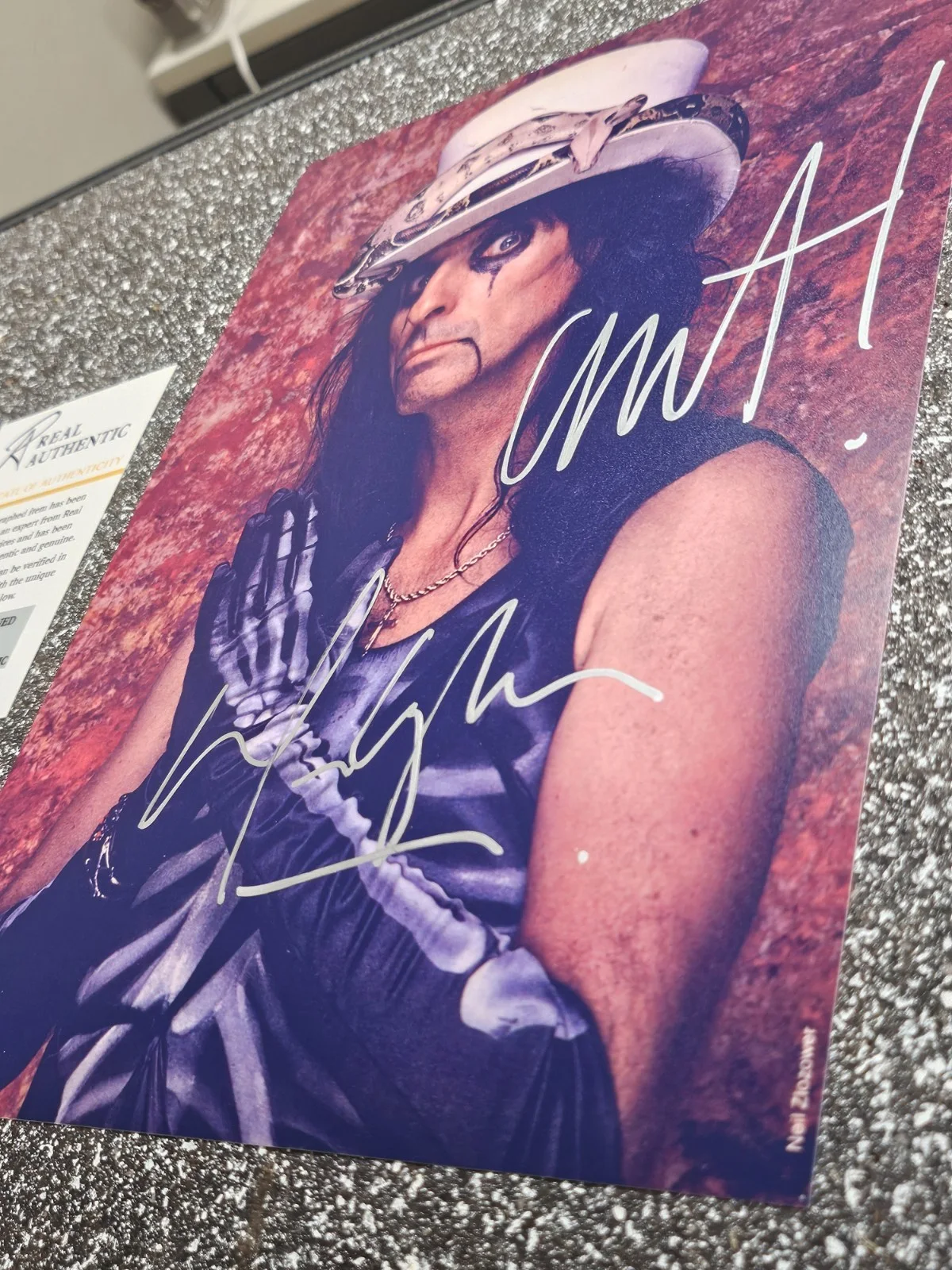 ALICE COOPER ORIGINAL AUTOGRAPH ON GLOSSY 9X12INCHES COA COMES WITH, изображение 2