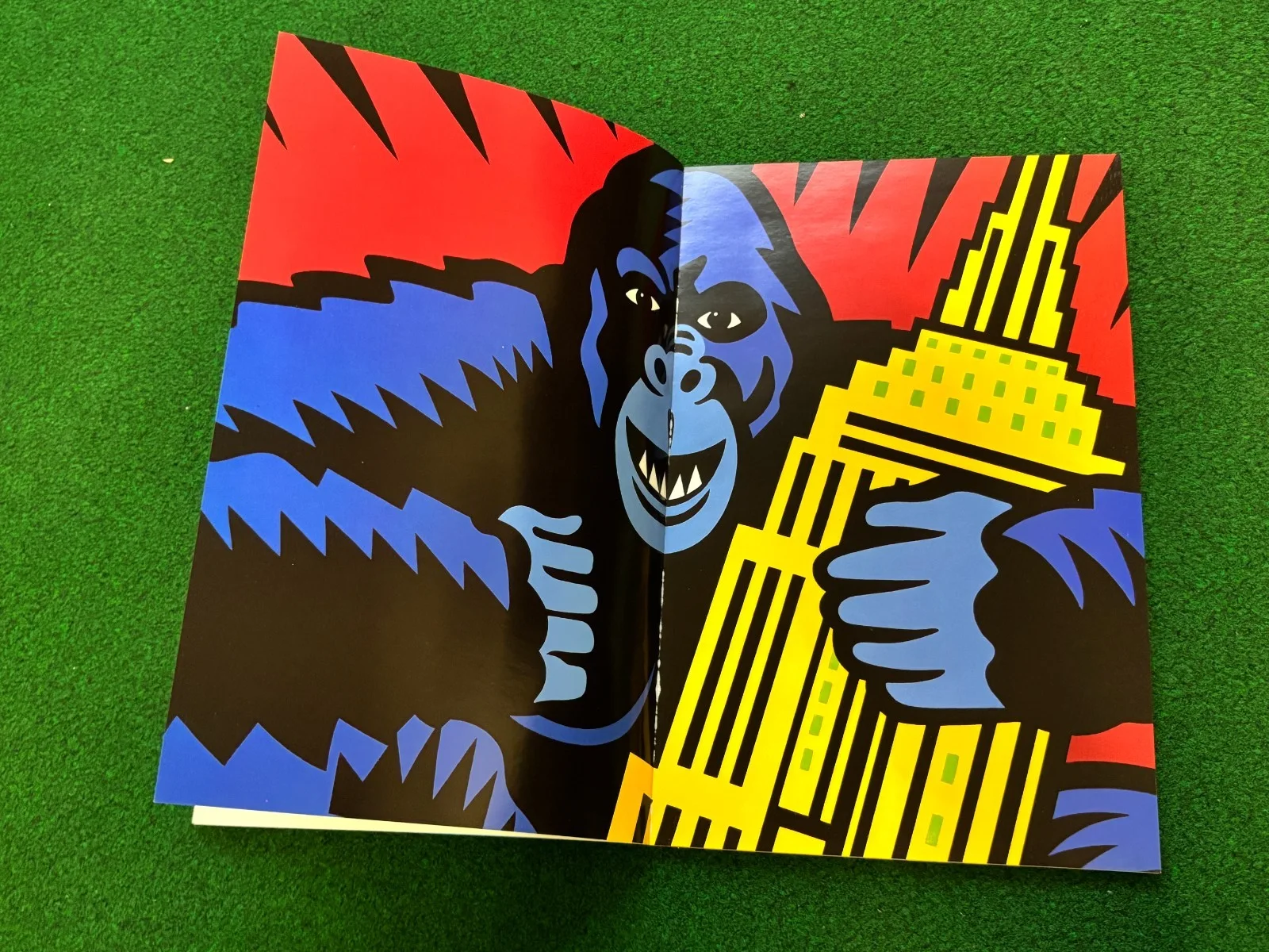 Rare Burton Morris Pop Art Catalogue Book From the Estate of Actor Joe Don Baker, изображение 4