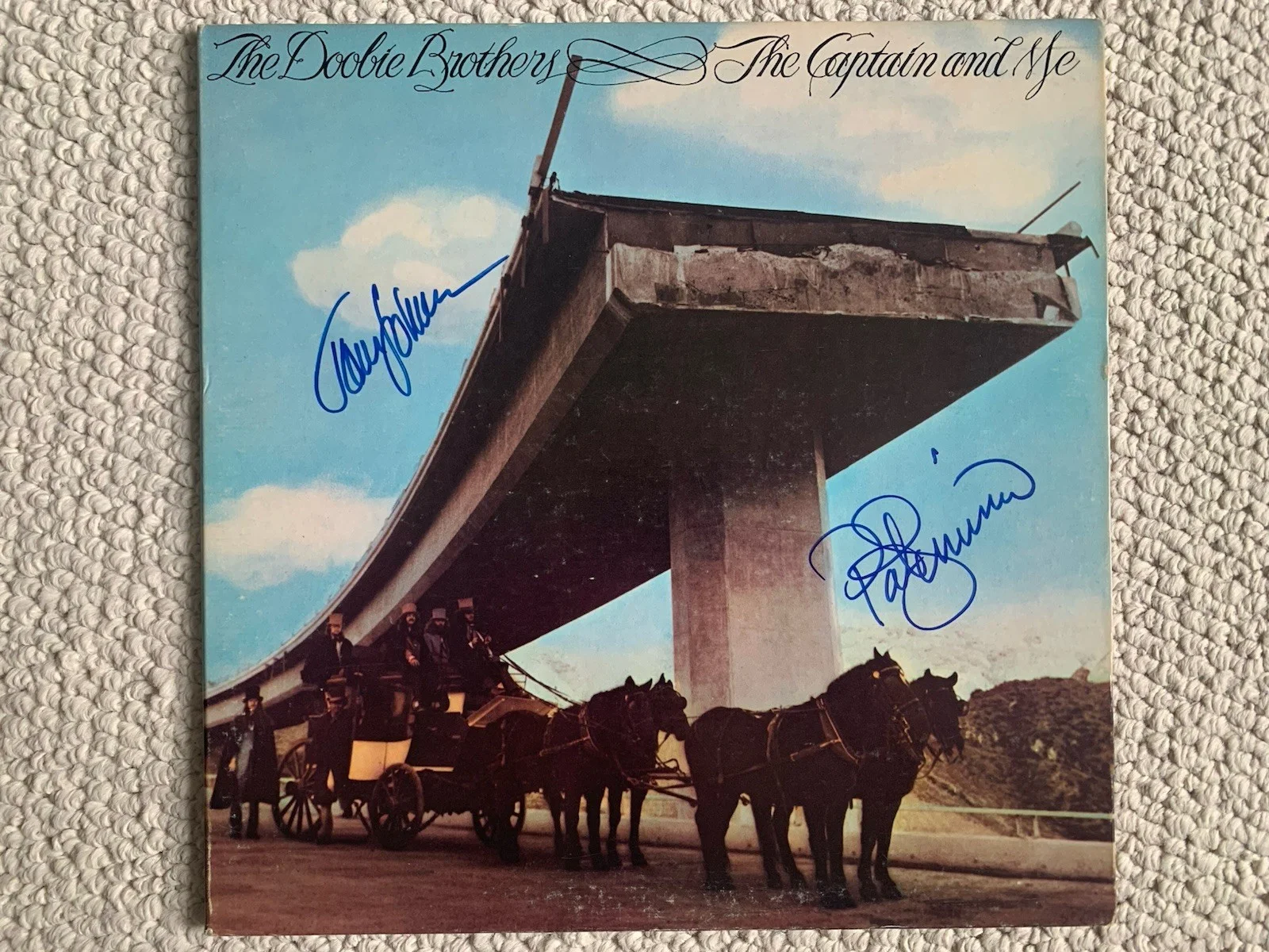 DOOBIE BROTHERS HAND SIGNED CAPTAIN+ME ALBUM PAT SIMMONS+TOM JOHNSTON JSA, изображение 2