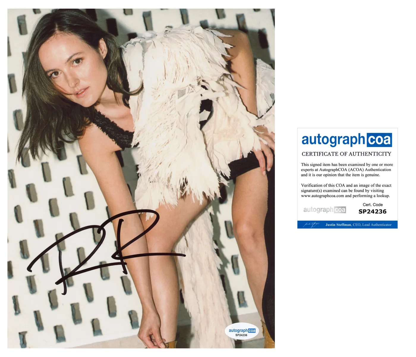 Renate Reinsve — Renate Reinsve Signed Autographed SENTIMENTAL VALUE 8x10 Photo ACOA F