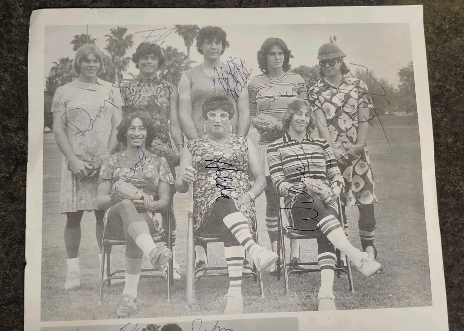 California Cuties — Rare 1960s 70s California Cuties Drag Softball Team Autographed Promo Photo, изображение 2