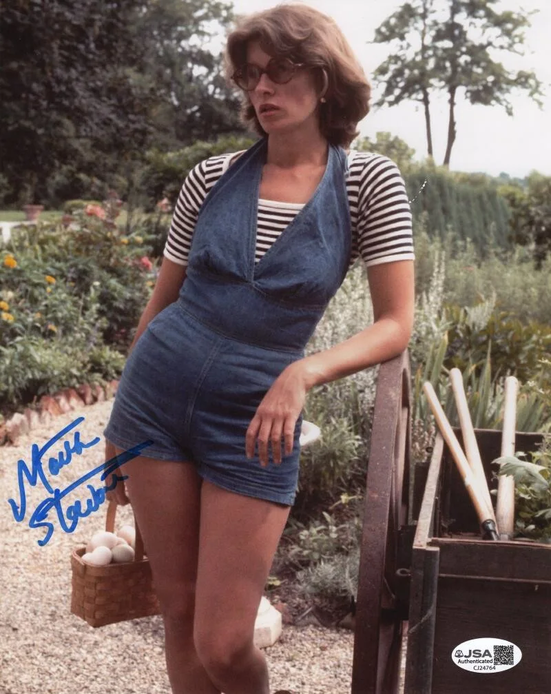 Martha Stewart — Martha Stewart Signed Autograph 8x10 Photo - MS Living Entrepreneur w/ JSA COA