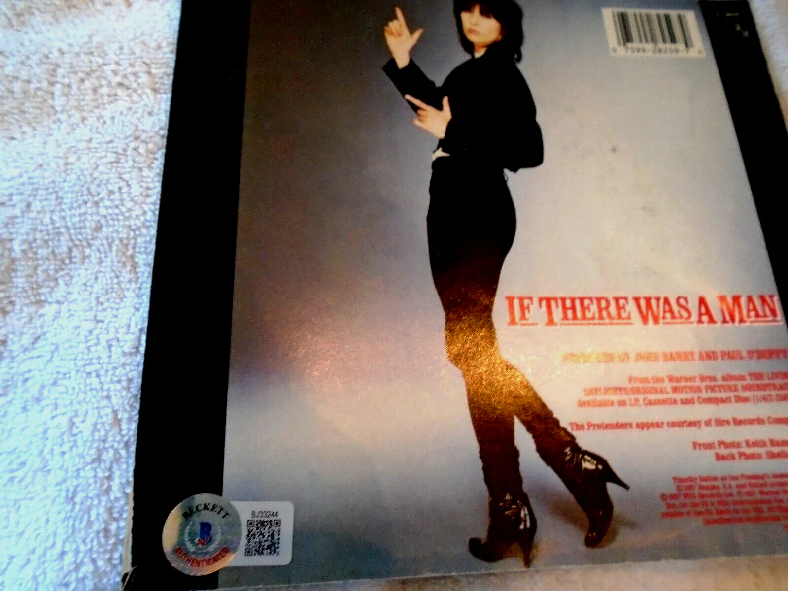 CHRISSY HYNDE (The Pretenders) Signed Record Album (45) Sleeve -Beckett Auth., image 2