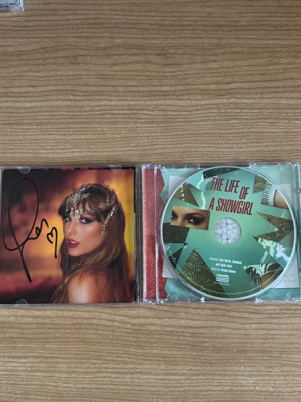 taylor swift signed cd showgirl, image 3