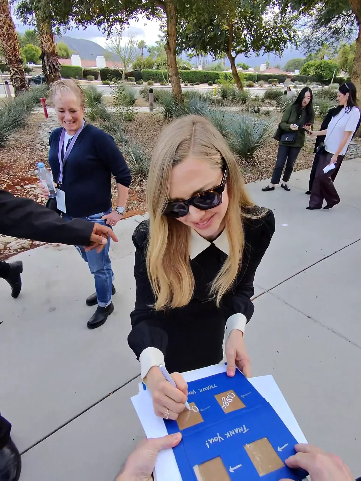 AMANDA SEYFRIED SIGNED MEAN GIRLS KAREN FUNKO w/EXACT VIDEO PROOF & BECKETT COA, изображение 2