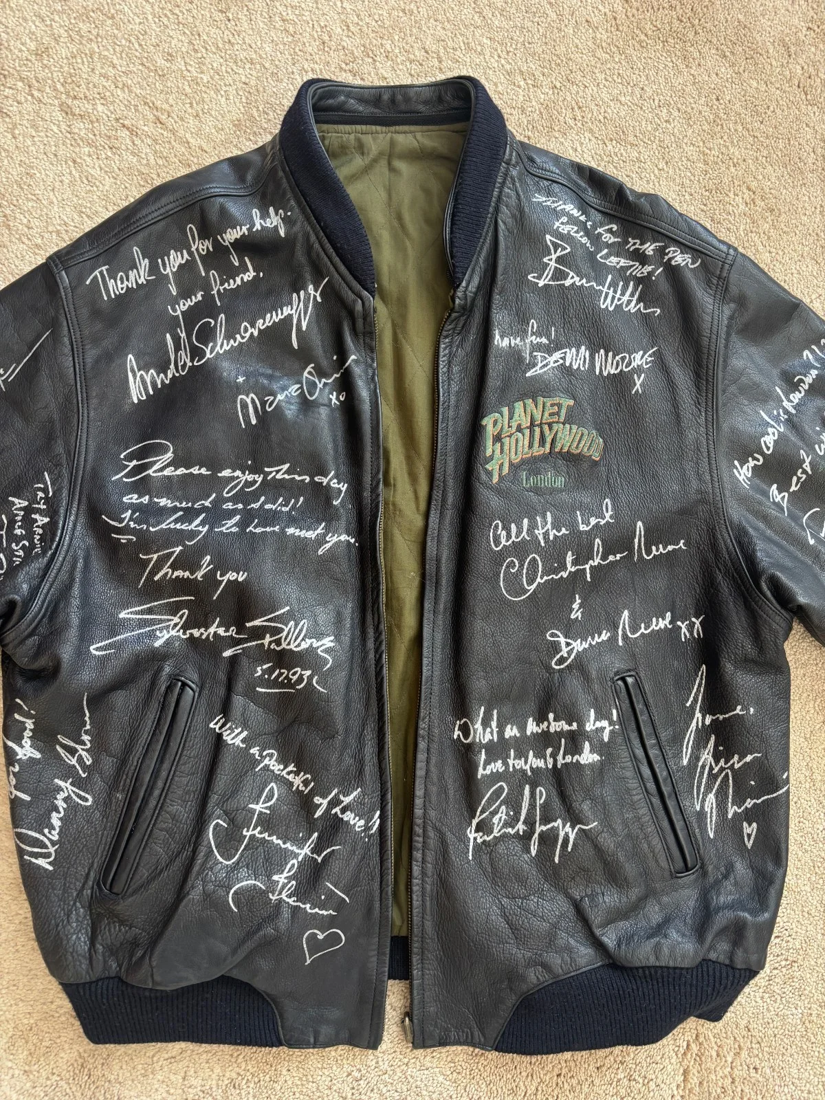 Stallone, Schwarzenegger, Willis, Swayze, MANY MORE — Planet Hollywood London Signed 20x Opening Night Leather Jacket Stallone & More, изображение 2
