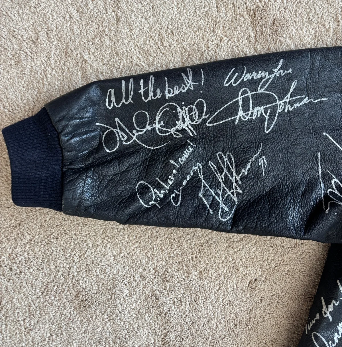 Stallone, Schwarzenegger, Willis, Swayze, MANY MORE — Planet Hollywood London Signed 20x Opening Night Leather Jacket Stallone & More, изображение 3
