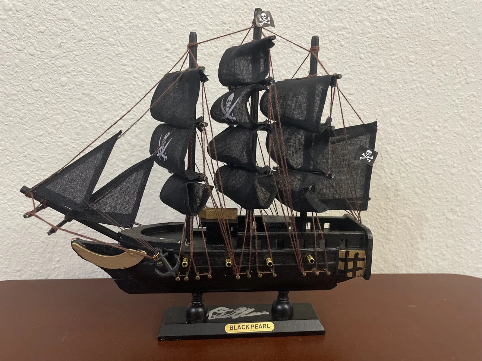 Orlando Bloom — Pirates of the Caribbean Orlando Bloom Black Pearl Ship & Hat Signed Props COA