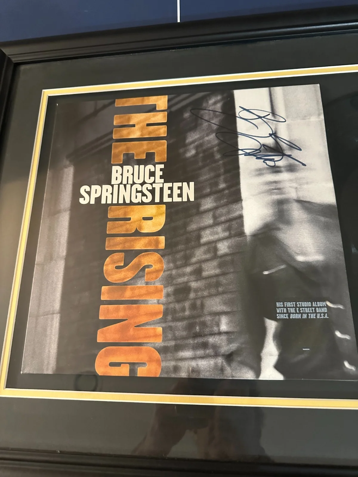 BRUCE SPRINGSTEEN AUTOGRAPHED SIGNED "THE RISING" RECORD ALBUM FRAMED 30" X 21", image 2