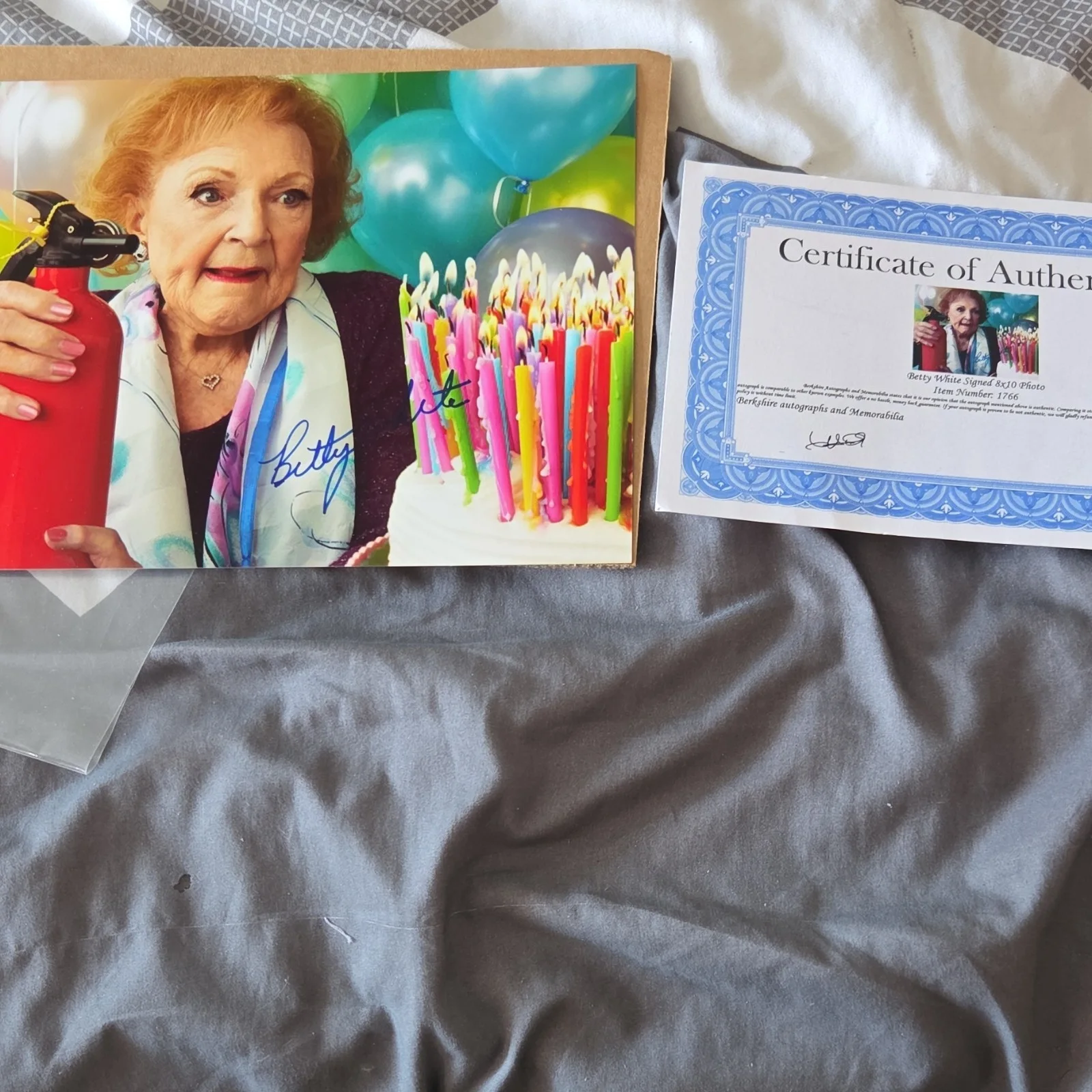 Betty White — Betty White Autographed Original 8x10 Photo with Certificate of Authenticity, image 4