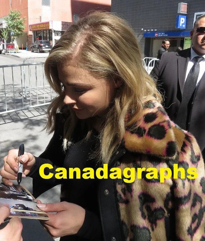 Chloe Grace Moretz — Chloe Grace Moretz signed Kick Ass 2 8x10 Mindy MacReady Hit Girl photo, image 3