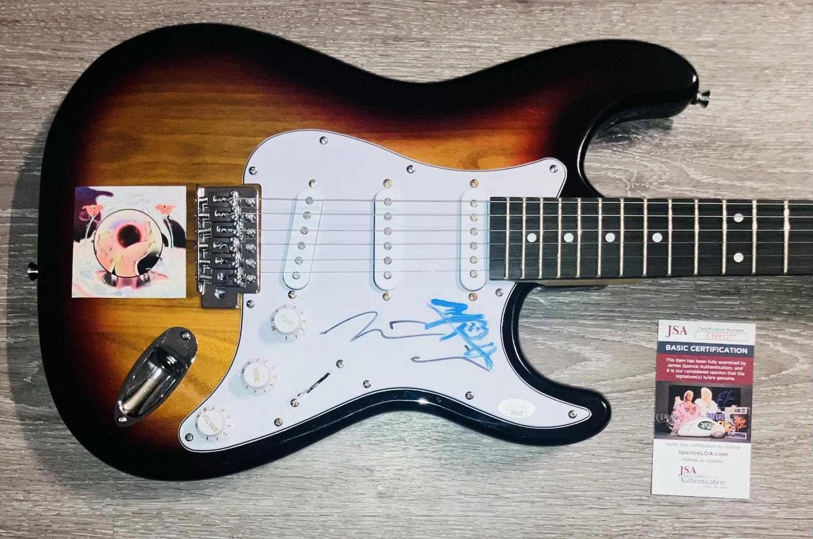 MAGDALENA BAY SIGNED AUTOGRAPHED 41” ELECTRIC GUITAR MICA MATTHEW JSA COA RARE!, image 2