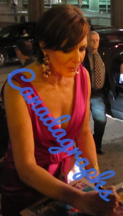 Allison Janney — Allison Janney signed Mom Emmy Award winning 8x10 photo 7X winner, изображение 2
