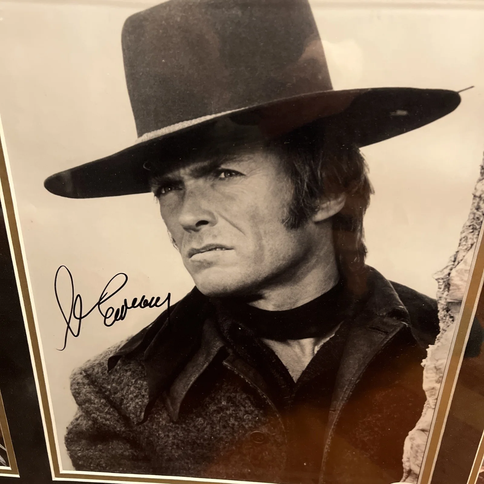 Clint Eastwood — Clint Eastwood Signed Photo And Collage 22“ X 27“ Coa JSA Framed, изображение 2