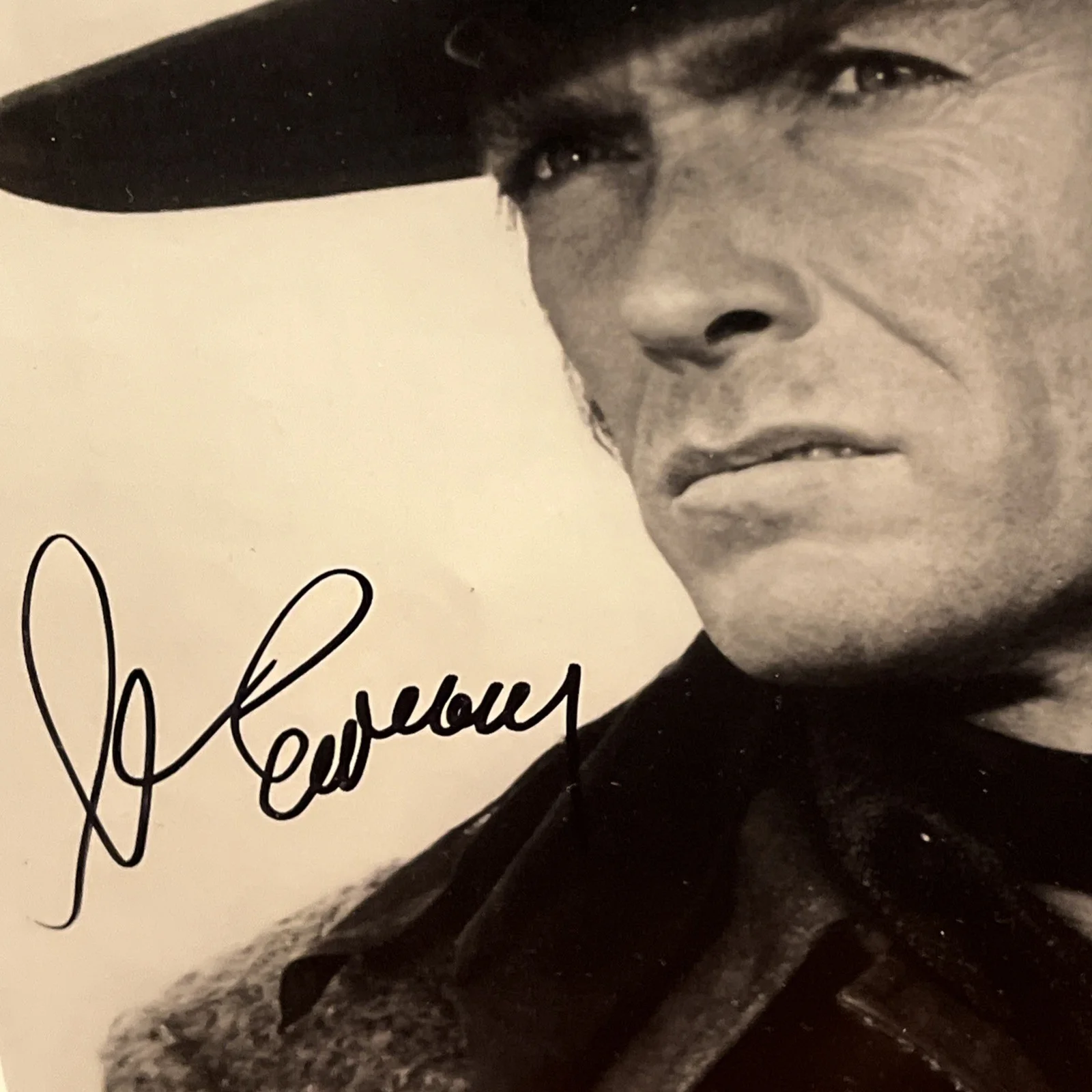 Clint Eastwood — Clint Eastwood Signed Photo And Collage 22“ X 27“ Coa JSA Framed, изображение 3
